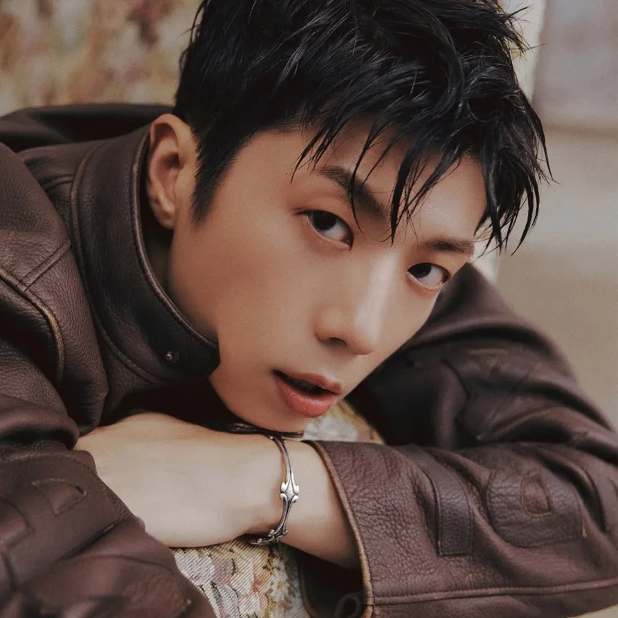 우영(WOOYOUNG)